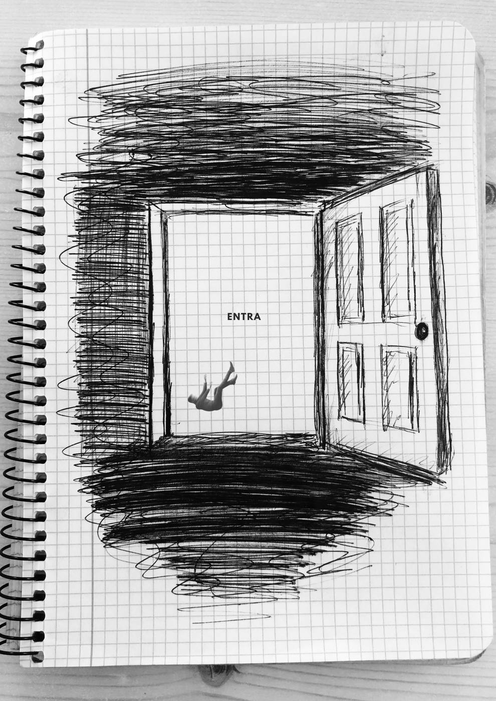 Dibujo a bolígrafo de una puerta abierta hacia la oscuridad, con una figura cayendo.